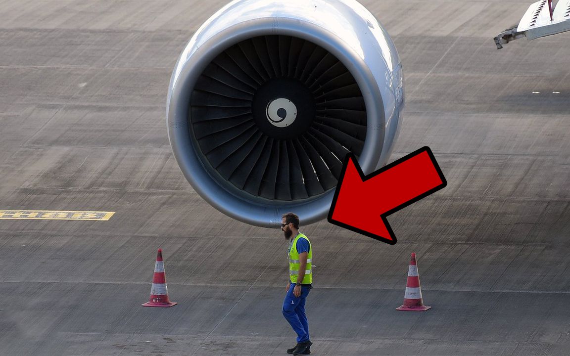 飞机发动机吸入人图片