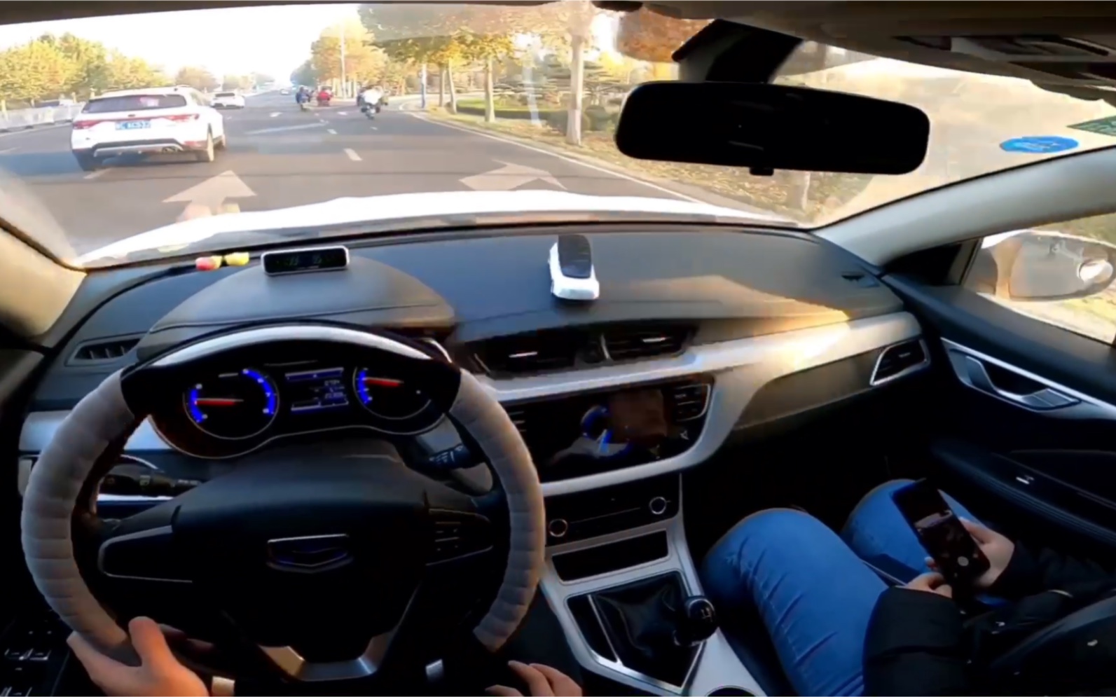 gopro拍摄第一视角开车过程看手动挡老司机如何在市区变道超车