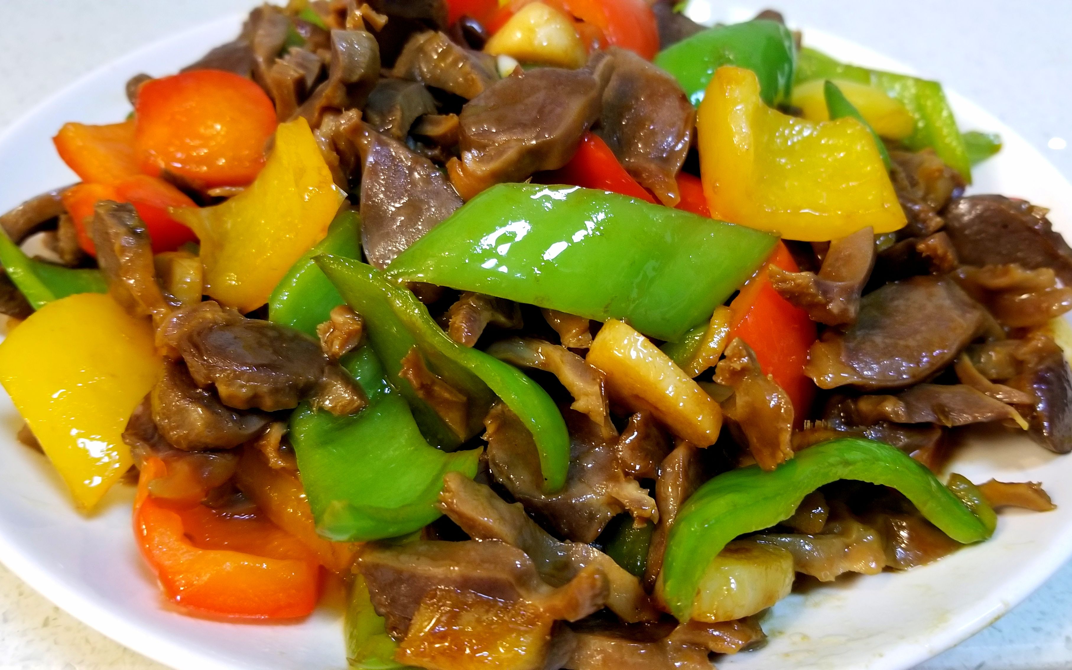 尖椒炒鸡胗这样做,香辣脆爽无腥味,非常棒的下酒菜,过瘾!