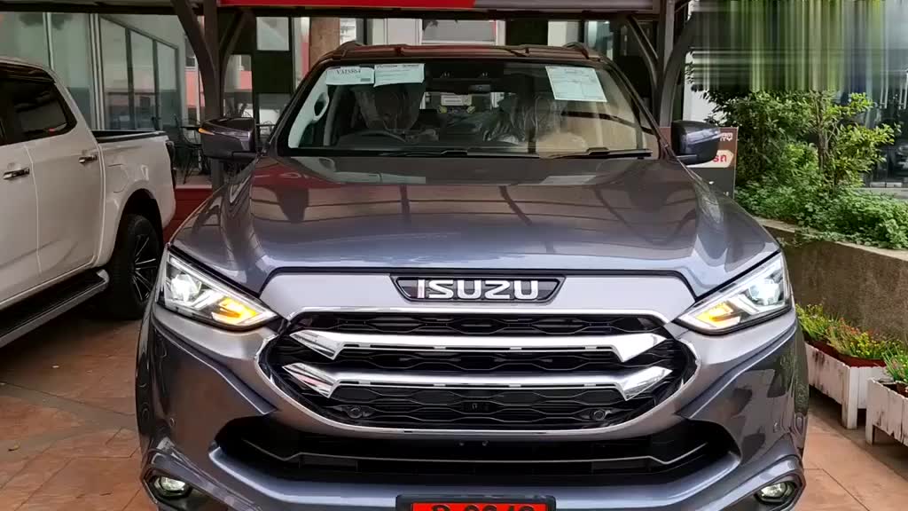 2021款五十铃mux牧游侠登场了解完外观内饰才知道啥叫帅气