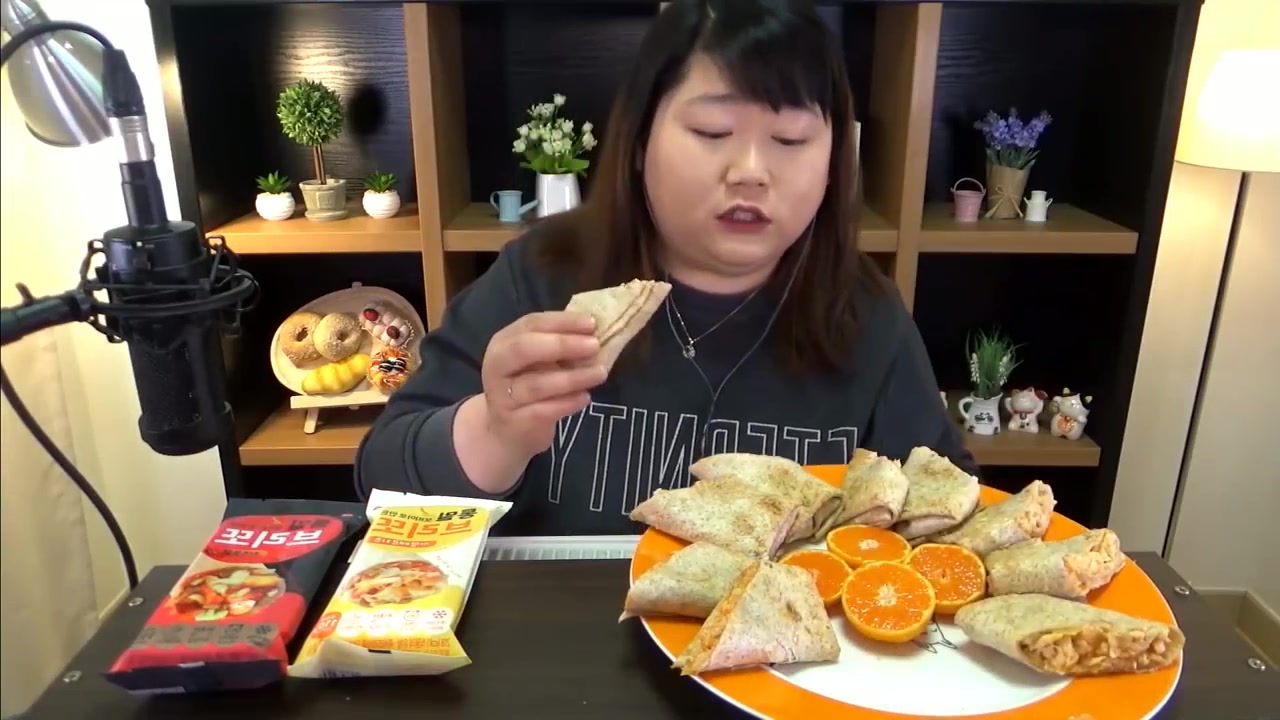 韩国吃播胖妞吃饼干点心和水果w
