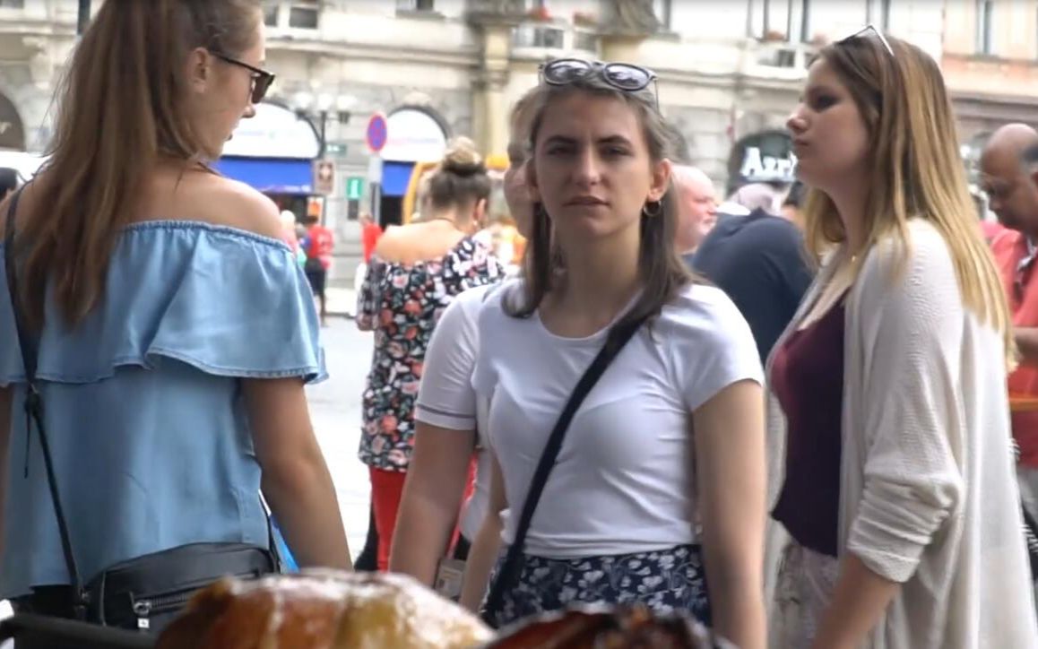 美食侦探行走在美女如云捷克街头,带你体验布拉格街头美食