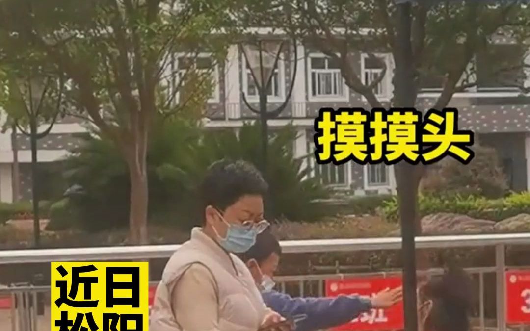 [图]妈妈送娃上学被磕到了！女儿每次都会牵着班里男孩的手