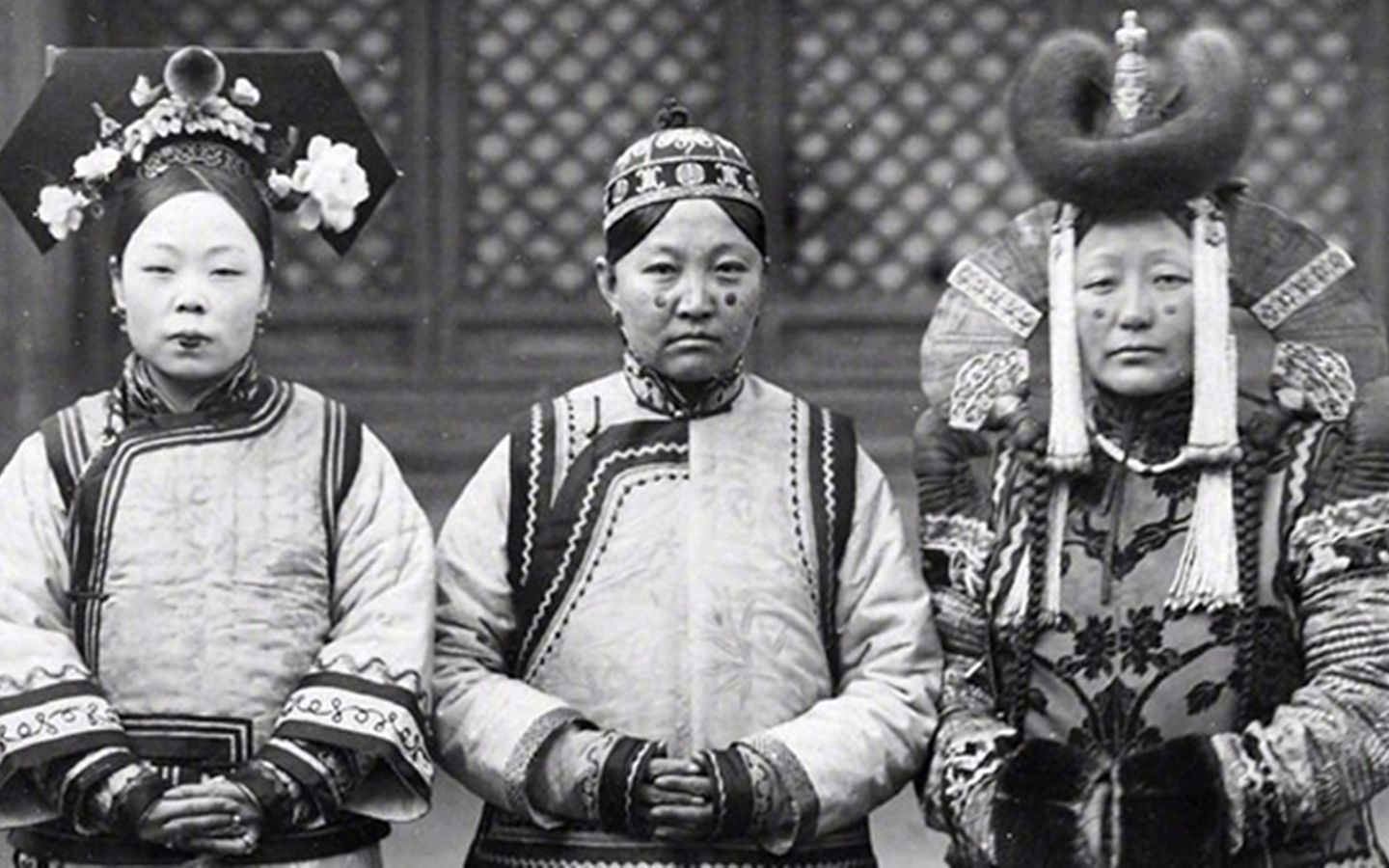 【中国照相馆】古代女子为了取悦男性创造的夸张审美,一个时代的噩梦
