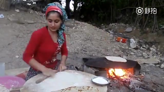 [图]印度漂亮小媳妇野外烙饼，面带笑容！