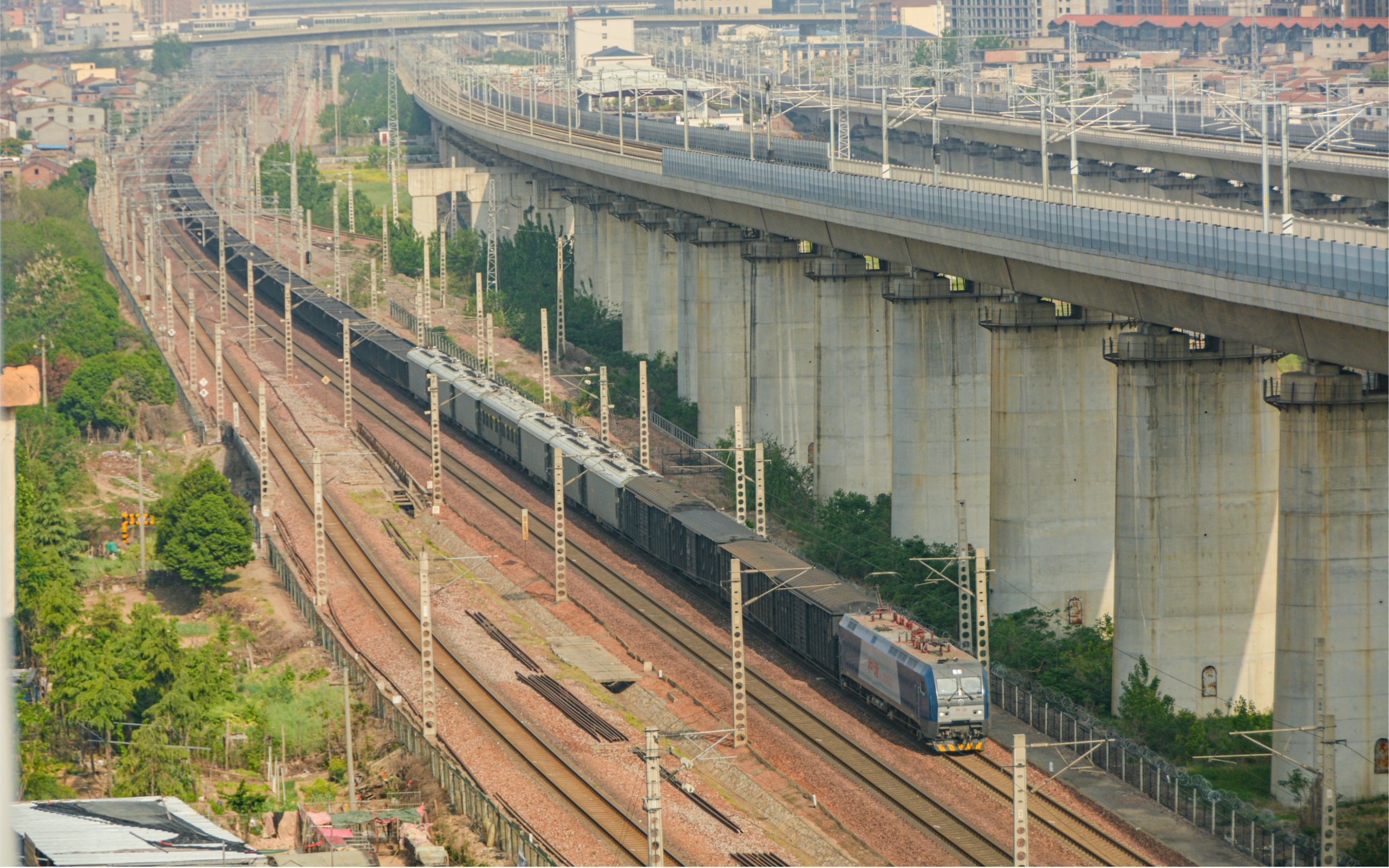 【綠色高級棚車】電力11078次中部掛有pb2 tkf26g,快速通過隴海線上行