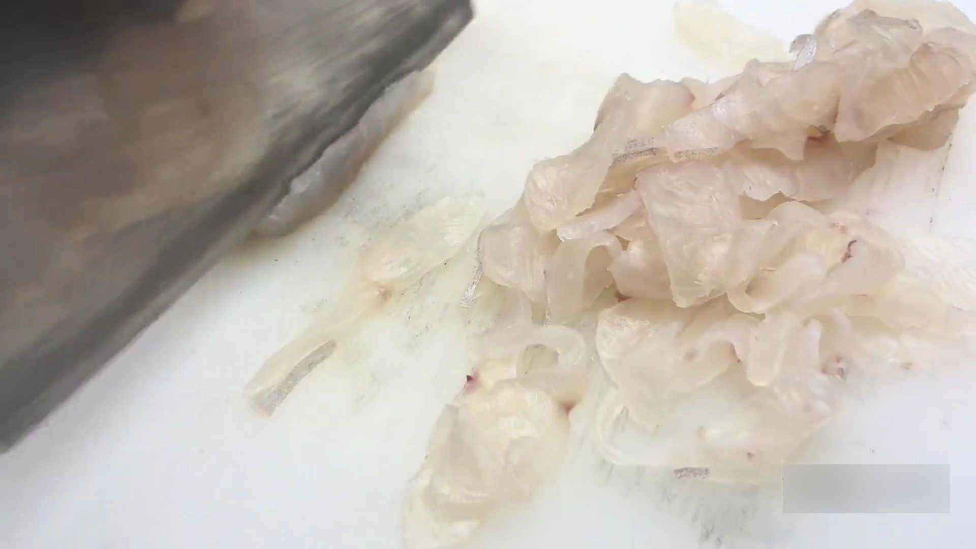2条6斤300块钱的青竹鱼做一道正野的横县鱼生,片片白净鲜甜爽口