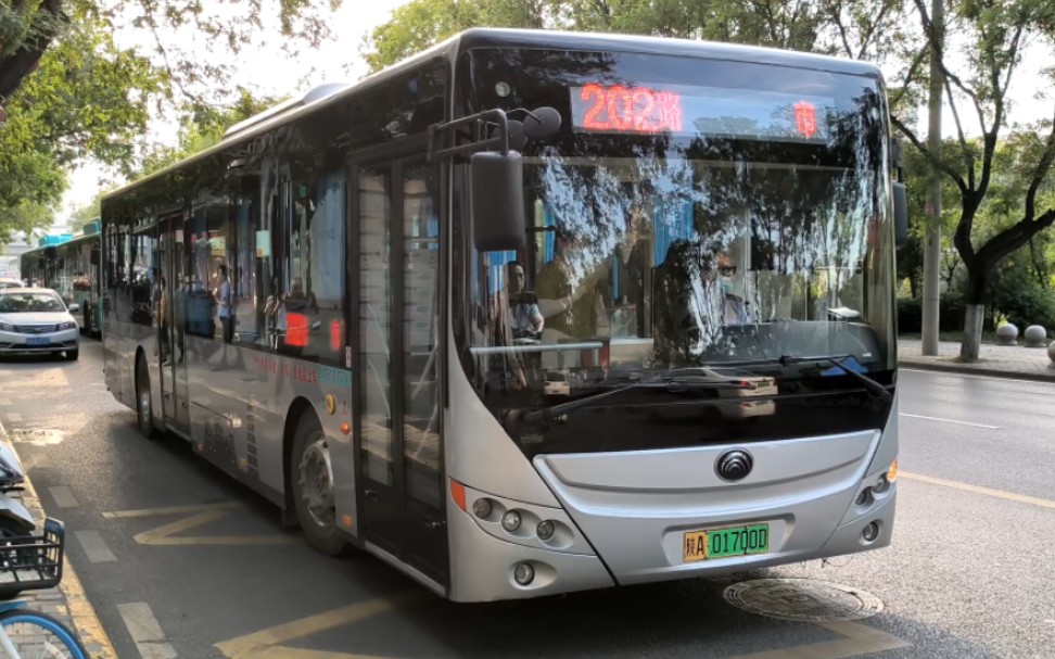 西安公交202路(西辛庄-市图书馆)xb191774号车进出土门站,车型为宇通