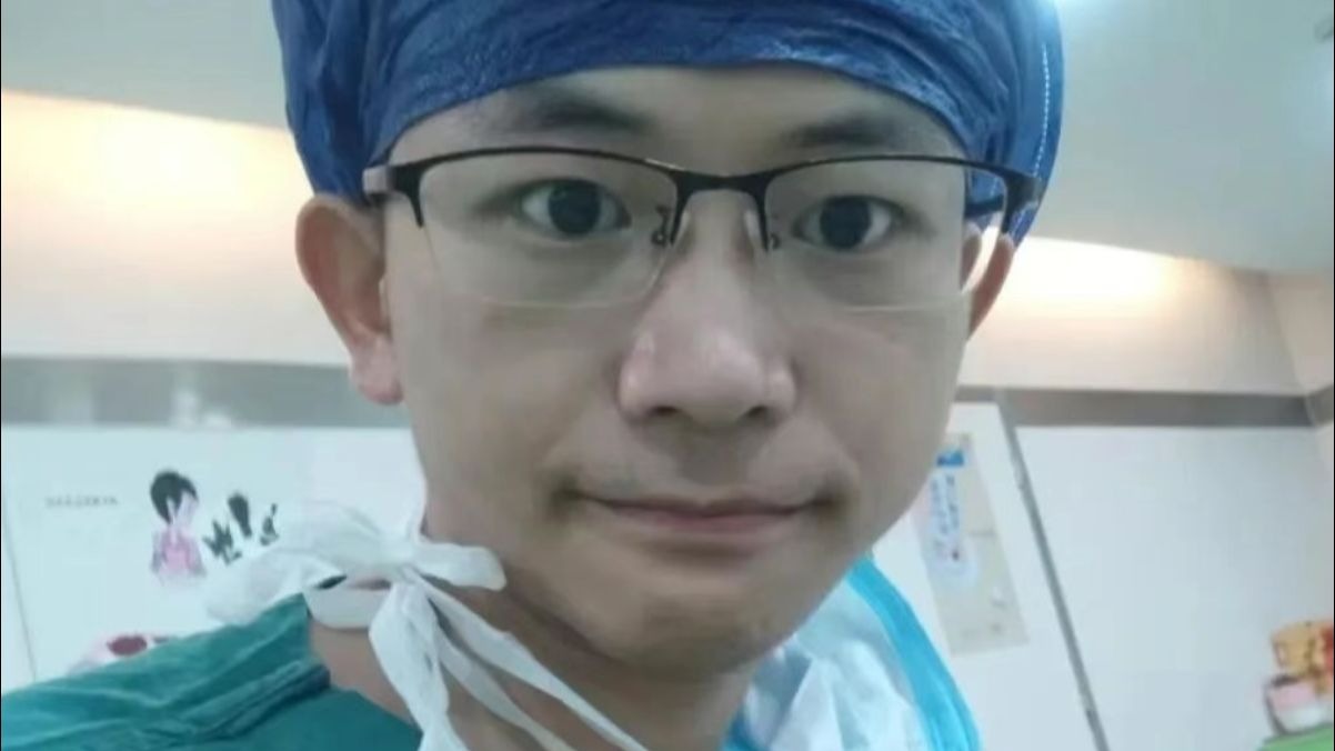 湘雅二院实习医生罗帅宇坠亡，官方通报：系跳楼自杀身亡，排除刑事案件，网传他曾给同事发短信叮嘱“如果我明天没上班，就把电脑里的文件交给纪委”系不实信息