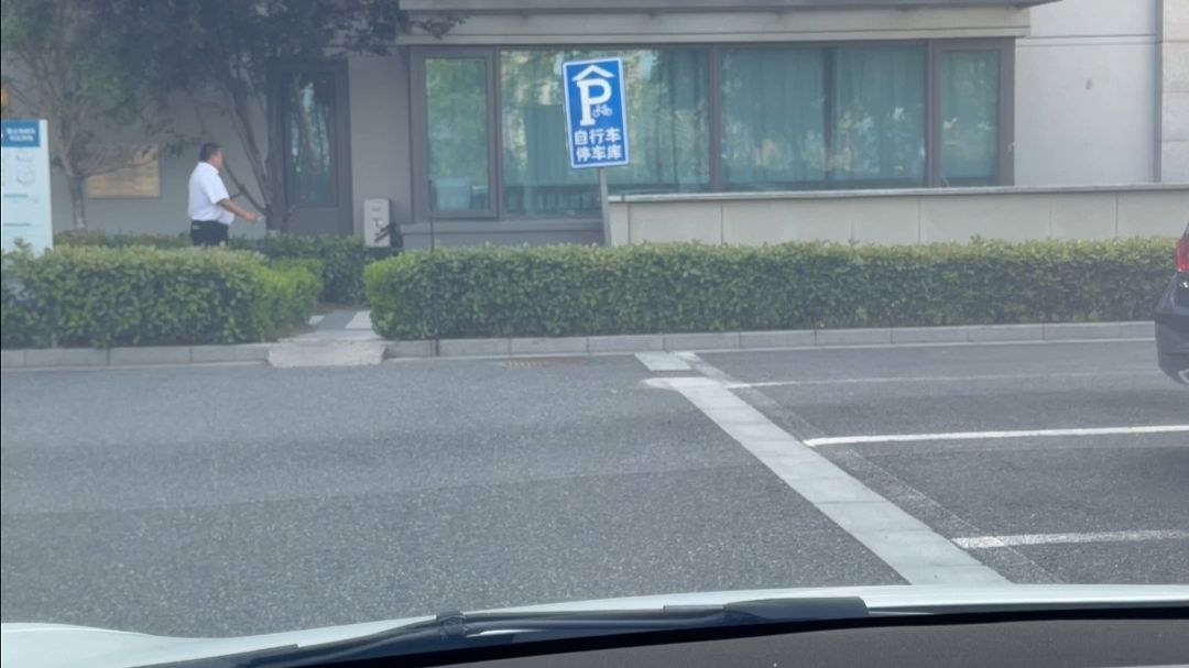 不要试图用车头去盖住任何物体