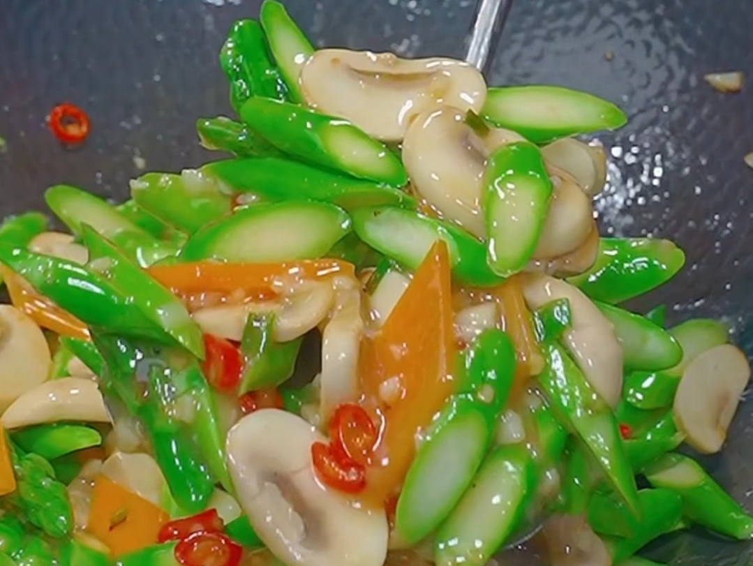 喜欢吃芦笋的像我这样做个芦笋炒口蘑,营养又好吃#芦笋炒口蘑#家常菜