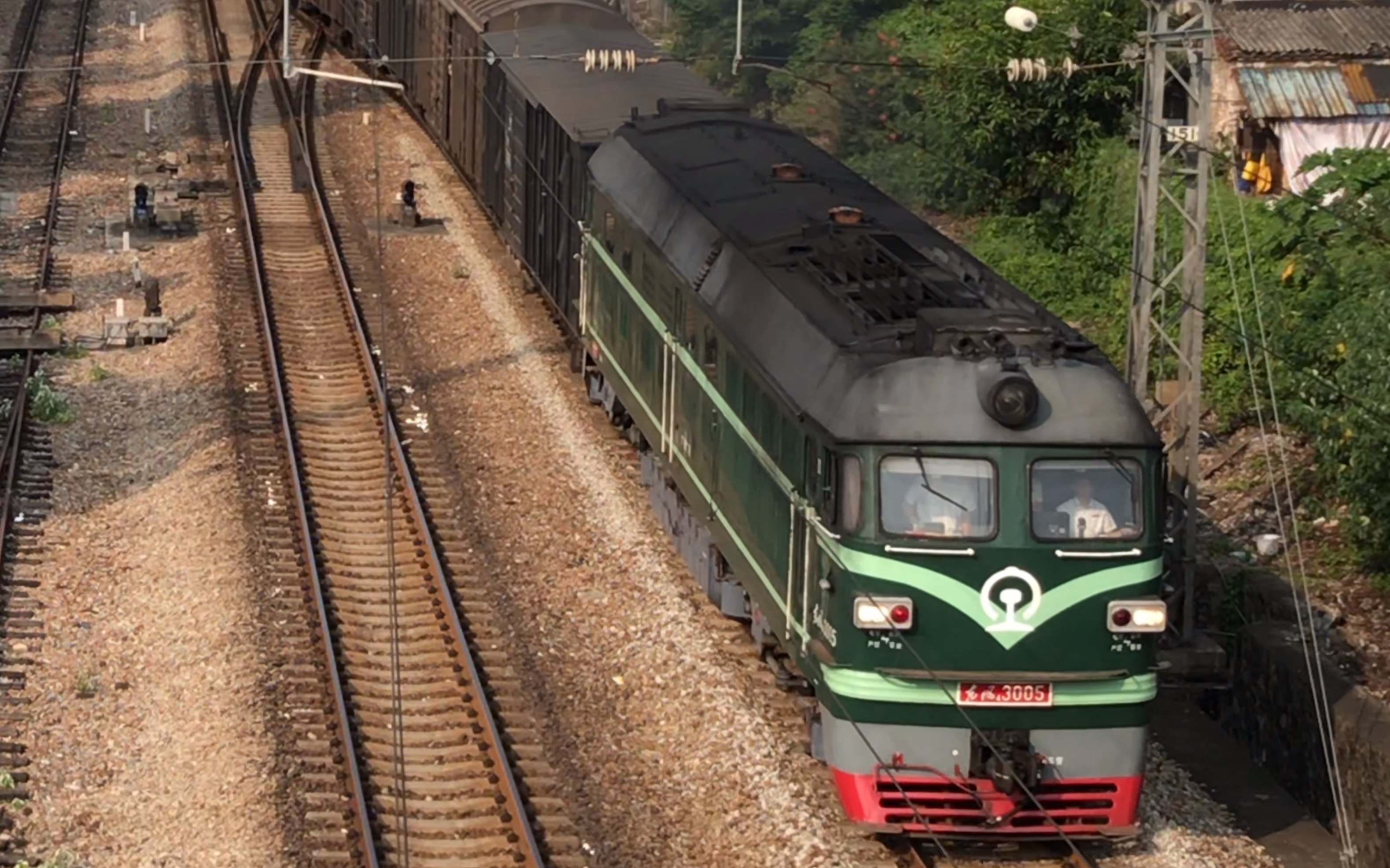 东风咆哮,震耳轰鸣!df4型内燃机车提功率大油门出广州西站!