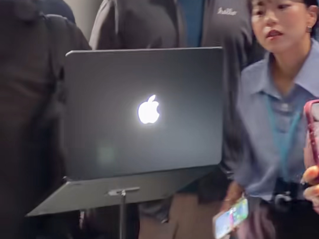 触屏版 MacBook Pro 真机上手 苹果首款