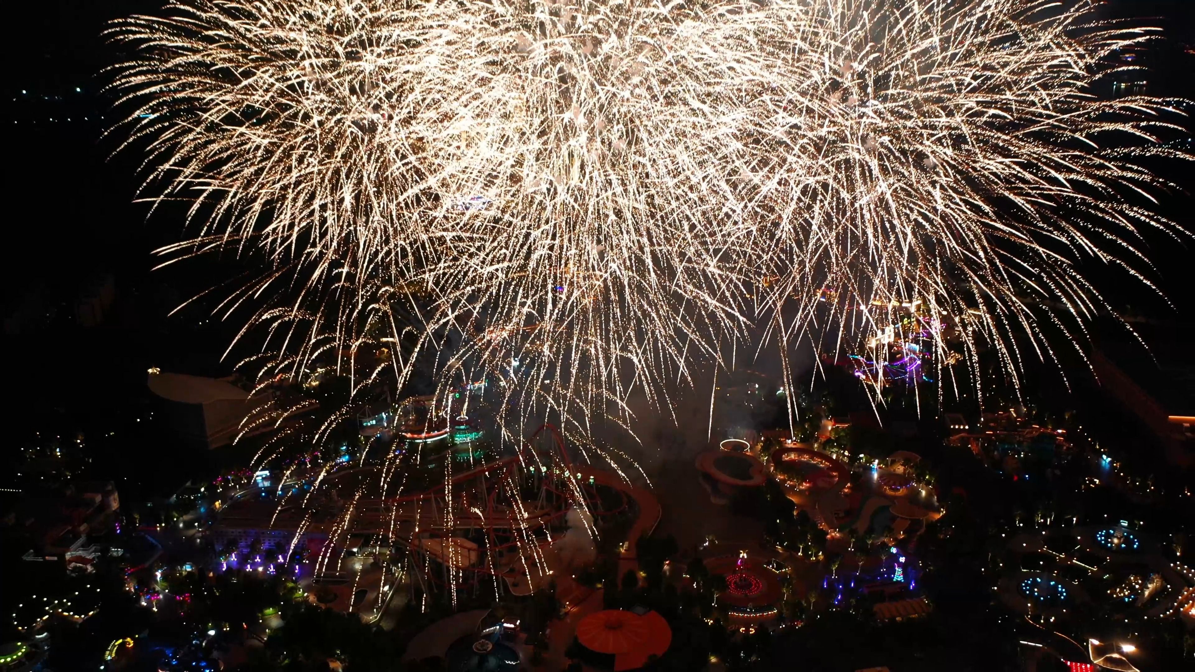 跨年夜的流星雨烟花一定要和喜欢的人一起看呀