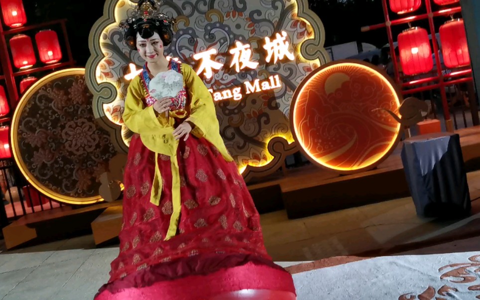 去西安看终于看到了大唐不夜城不倒翁小姐姐的表演
