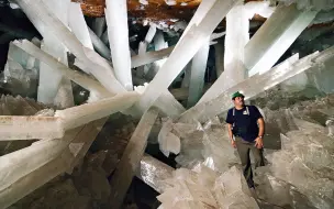 Скачать видео: 世界上最大的水晶洞穴，如科幻大片，人在洞内停留不能超过5分钟