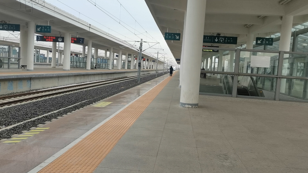 瑞雪迎春号智能动车组cr400bf-c-5162进乌兰察布站1台