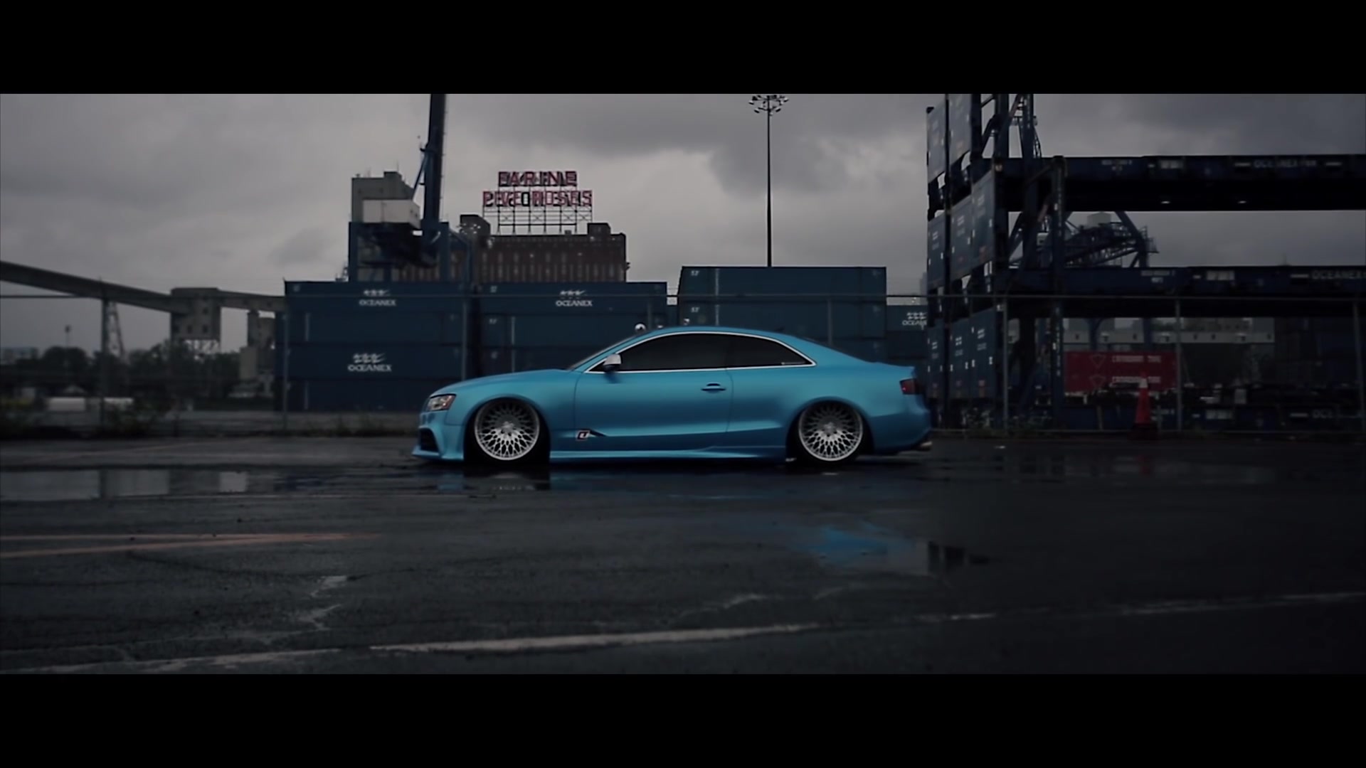 天蓝色气动低趴奥迪s5