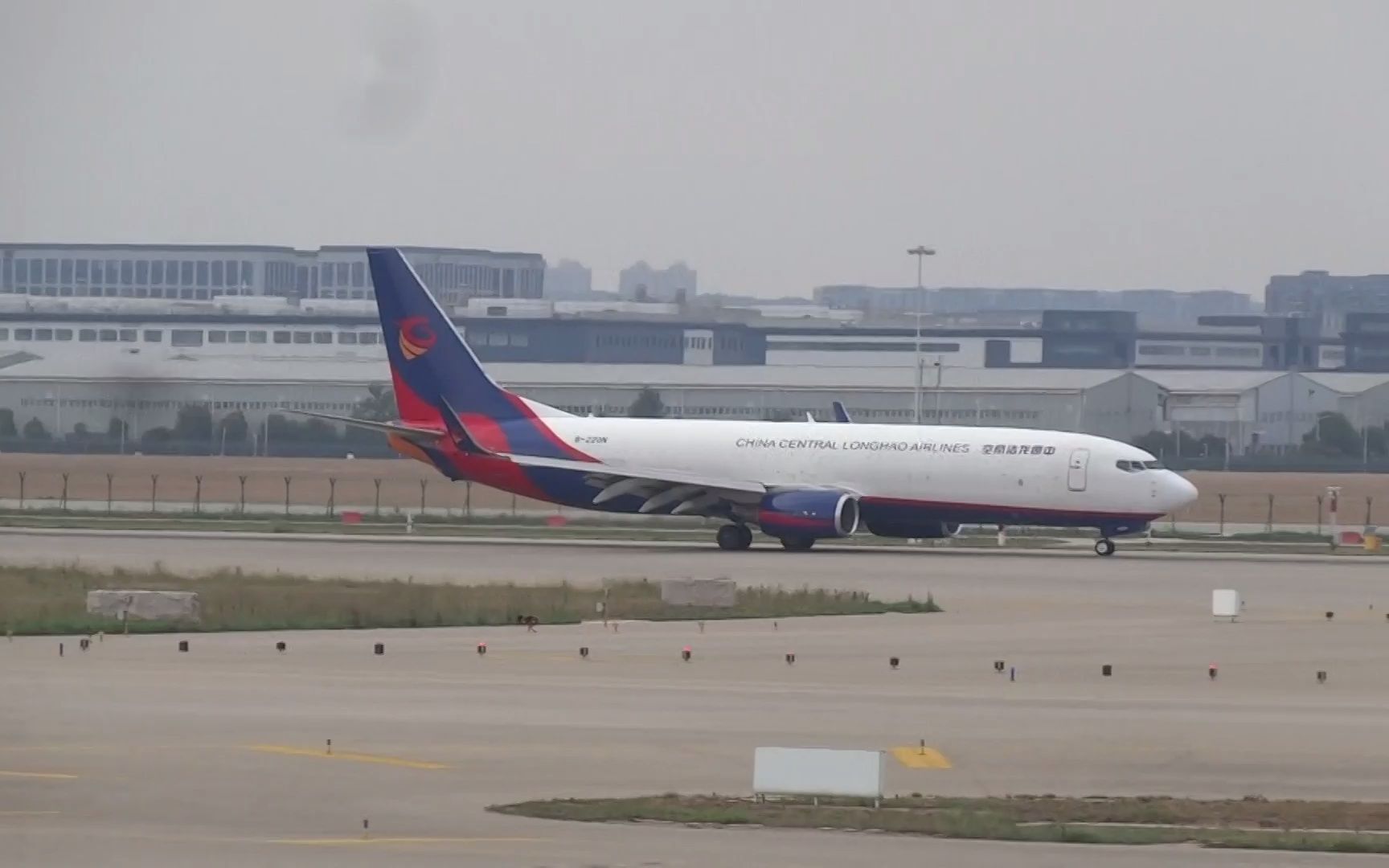 【新郑机场】中原龙浩航空波音737-800bcf(b-220n)降落郑州新郑国际