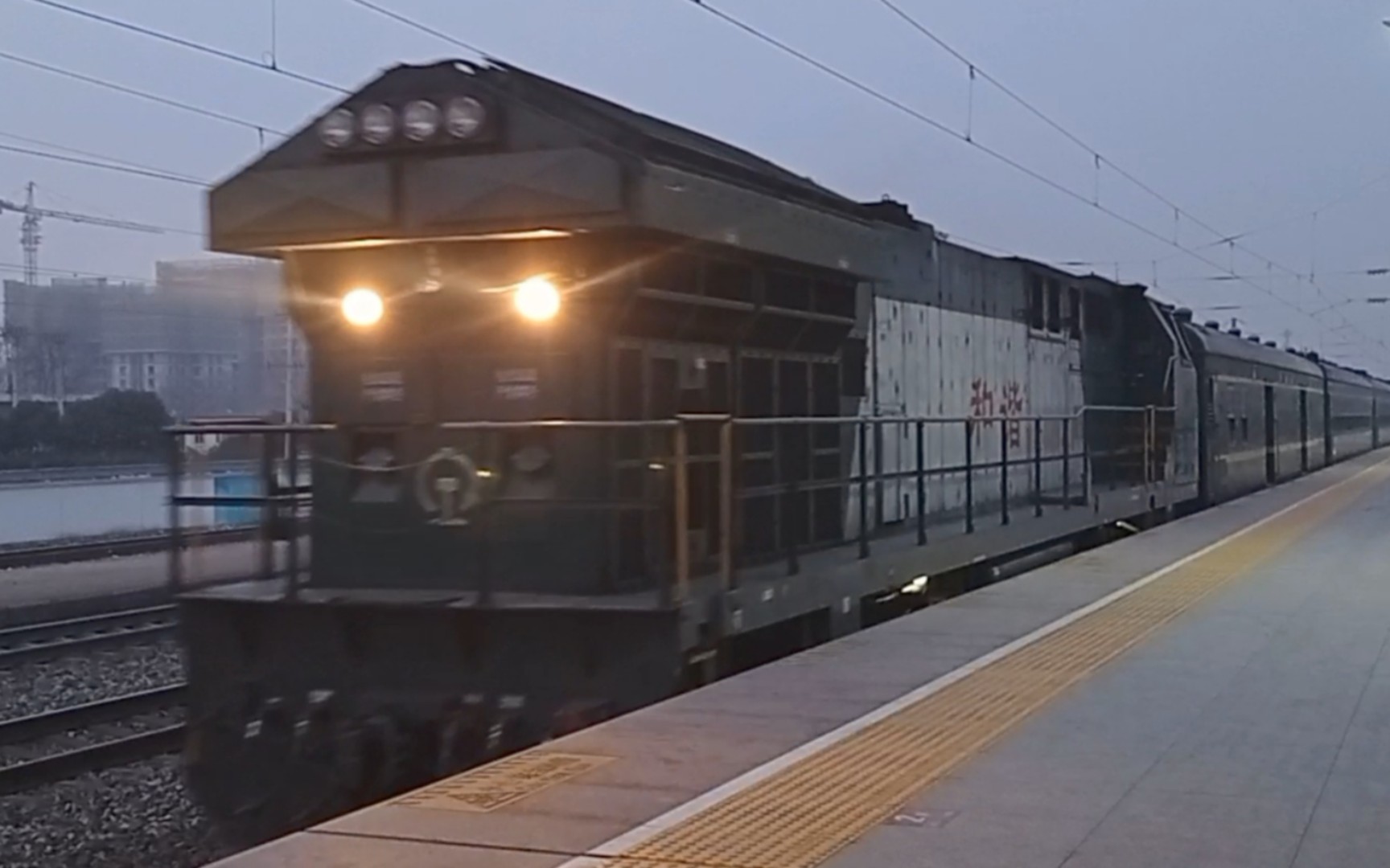 西局新活西局西段hxn50397牵引客车7005次进临潼站