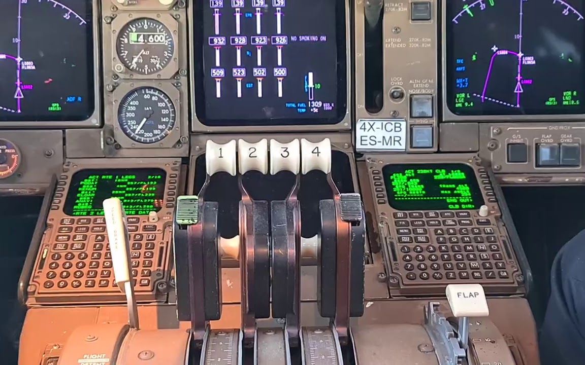 波音717驾驶舱图片