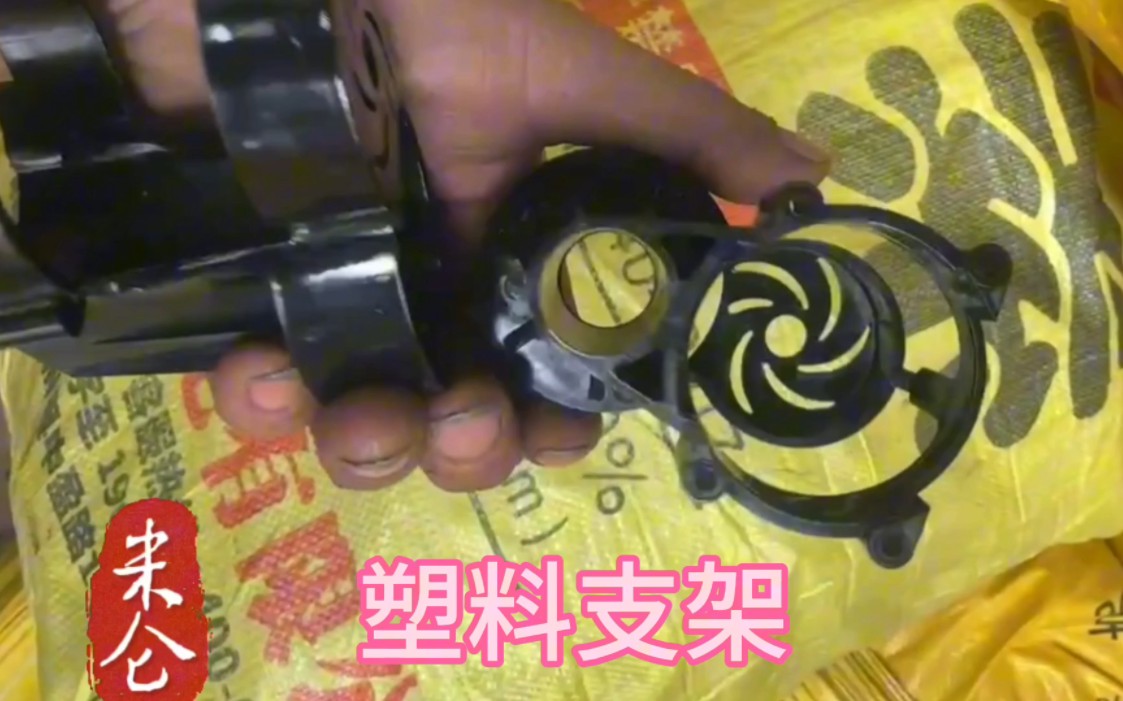 这款精密注塑的尼龙件,是一款机械设备上的尼龙配件支架,外观光滑做工