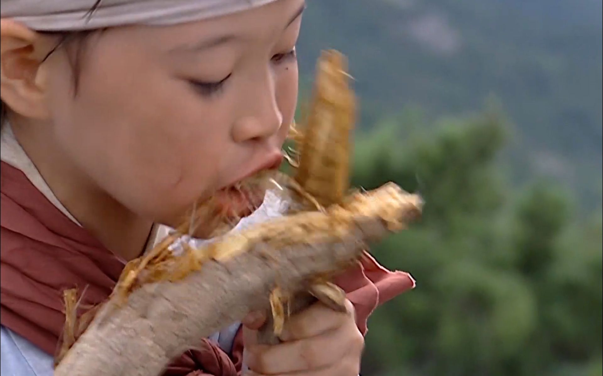 女孩每天啃十斤树皮!就可以成为王的女人!