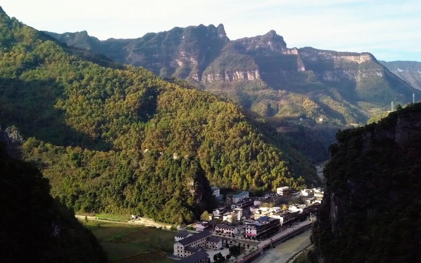 走进川陕边界上的偏远小镇,被陡峭的大山包围着,犹如世外桃源啊哔哩哔哩bilibili