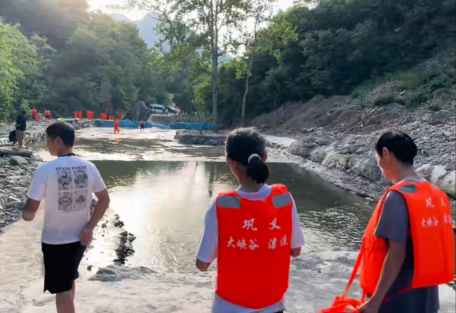 游客漂流遇断流徒步走下山,景区:试营业人太多,上去晚了没水了哔哩哔哩bilibili