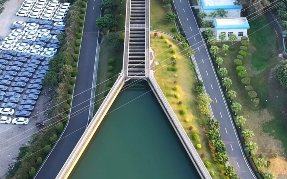 香港地少人多,山多平地少,食用水主要是东莞提供的东江水供水,为了