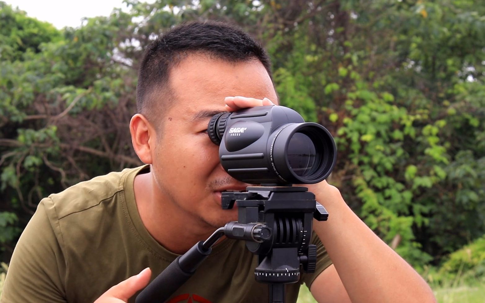 买来一款30倍单筒望远镜隔着长江能看到人