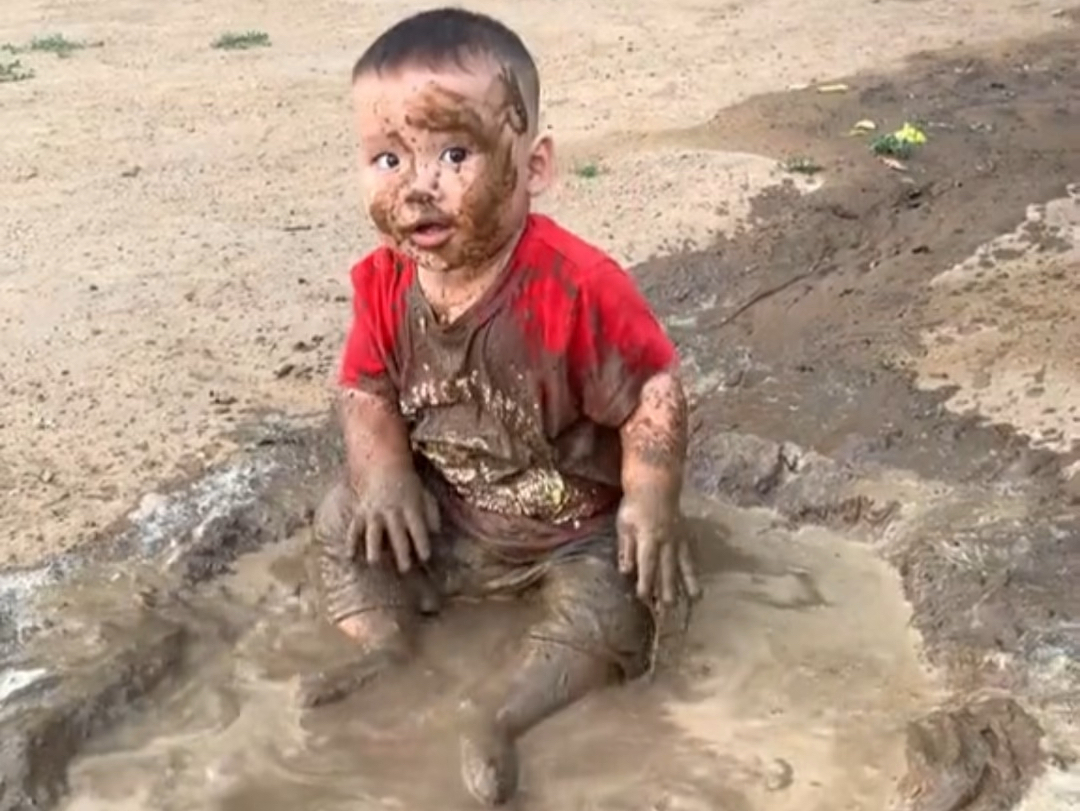 熊孩子神操作,就爱玩泥巴