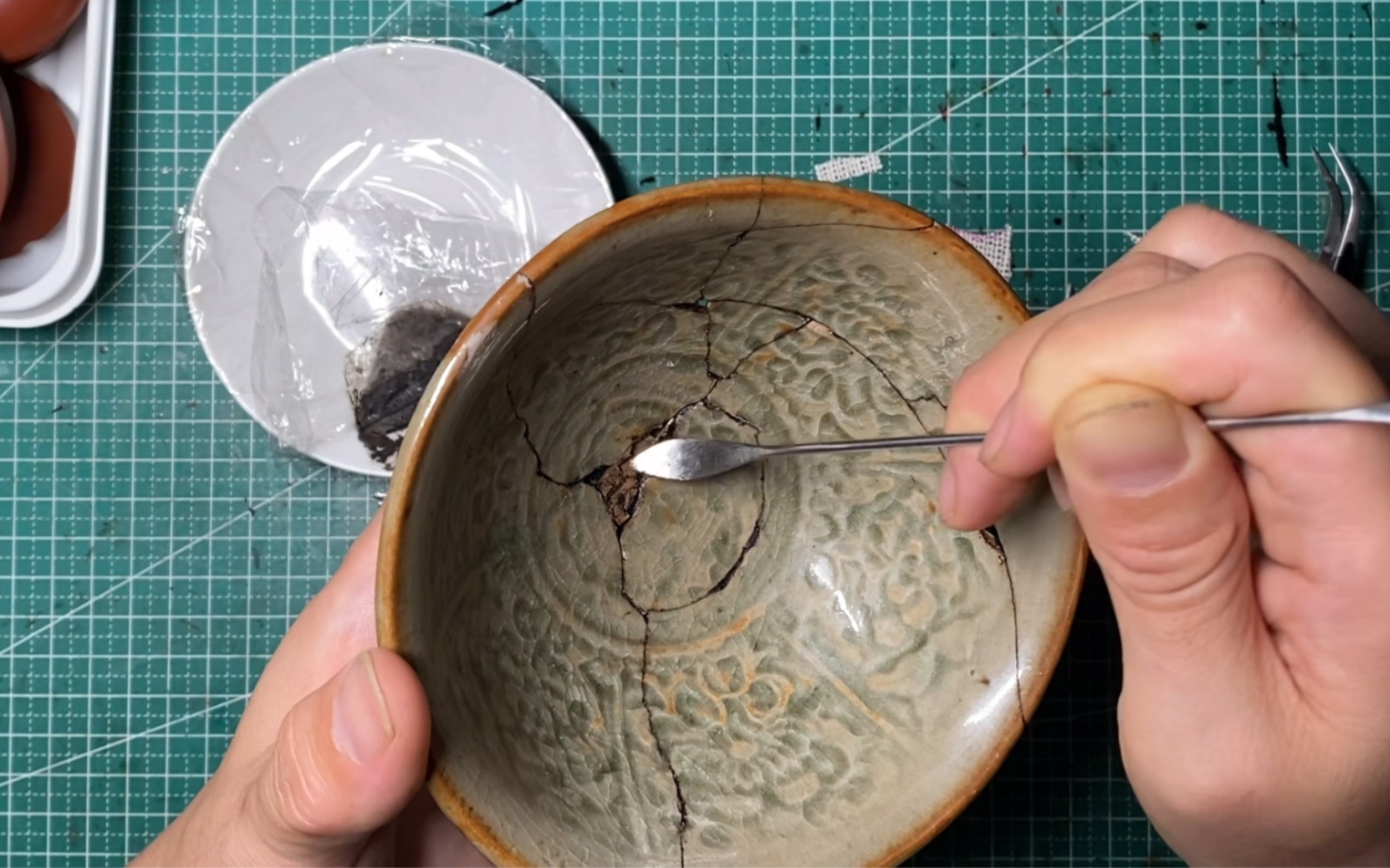 金缮修复 临汝窑印花碗 碎多片有缺肉