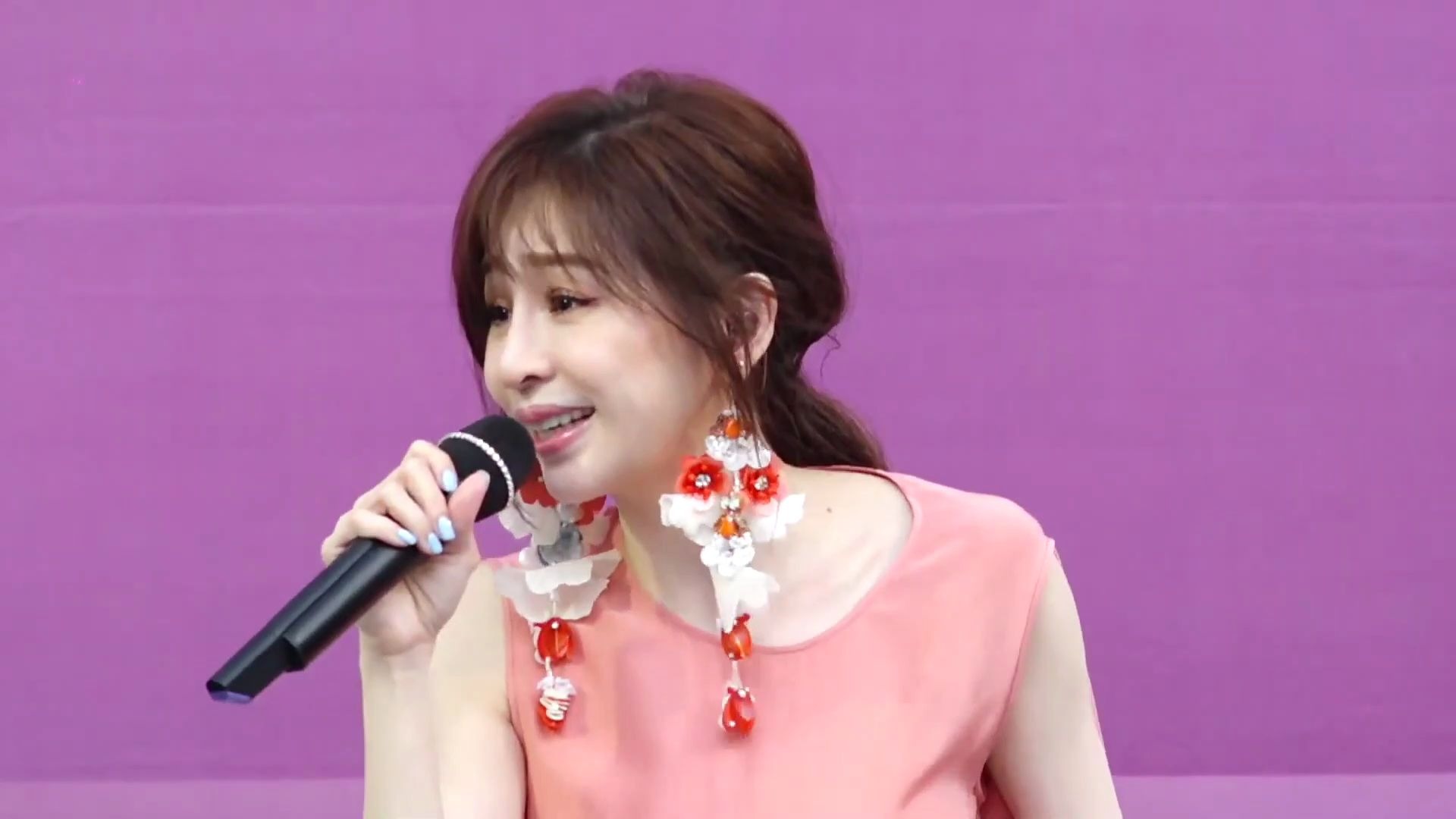 王心凌《my!_cyndi!》签唱会雨中演唱《当你》,引全场歌迷大合唱!