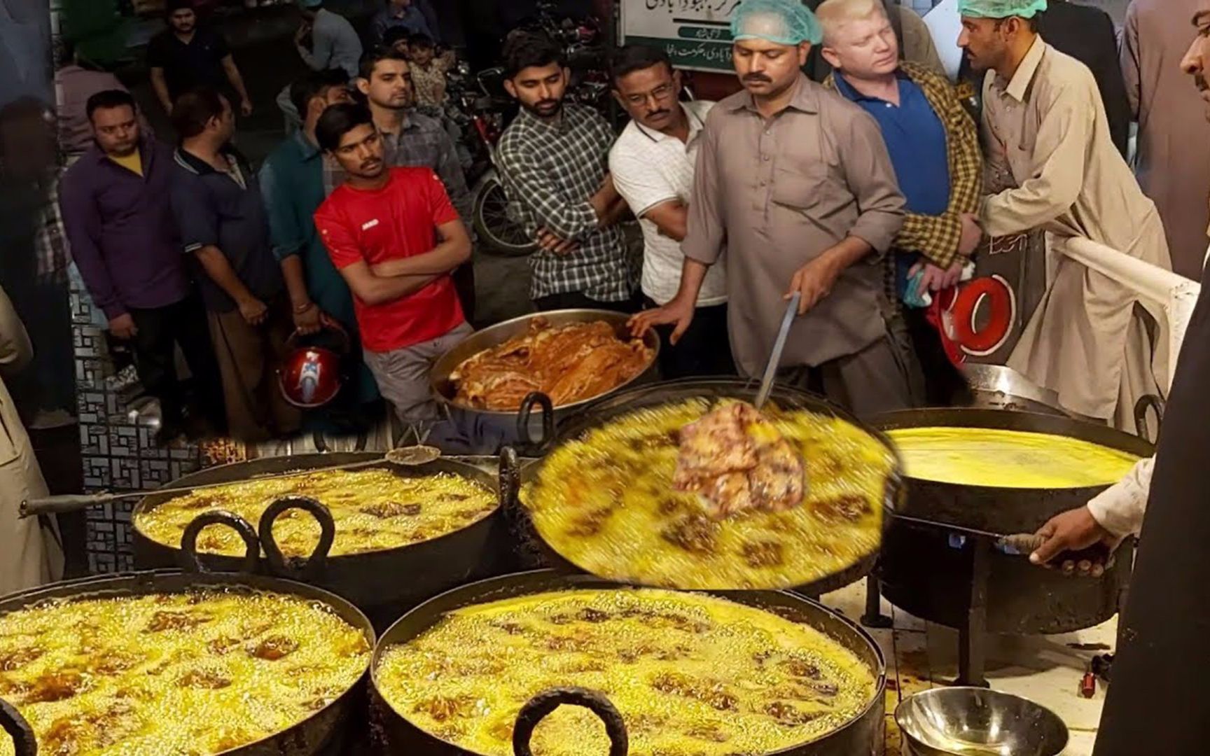 印度街头美食,油炸恒河鱼,生意火爆,顾客按斤买!