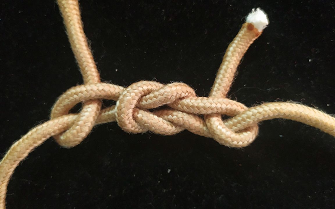 绳结达人给大家分享一个双平结的打法,看似简单打法也简单