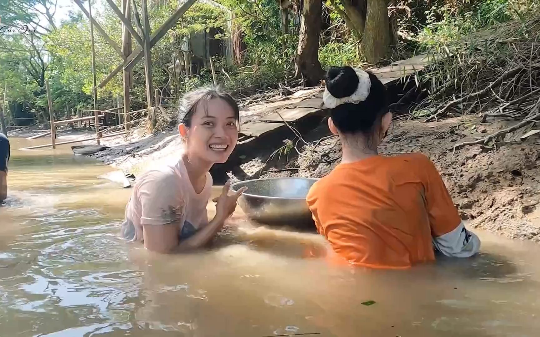 越南美女去河里捉鱼,真的感觉好大_0002