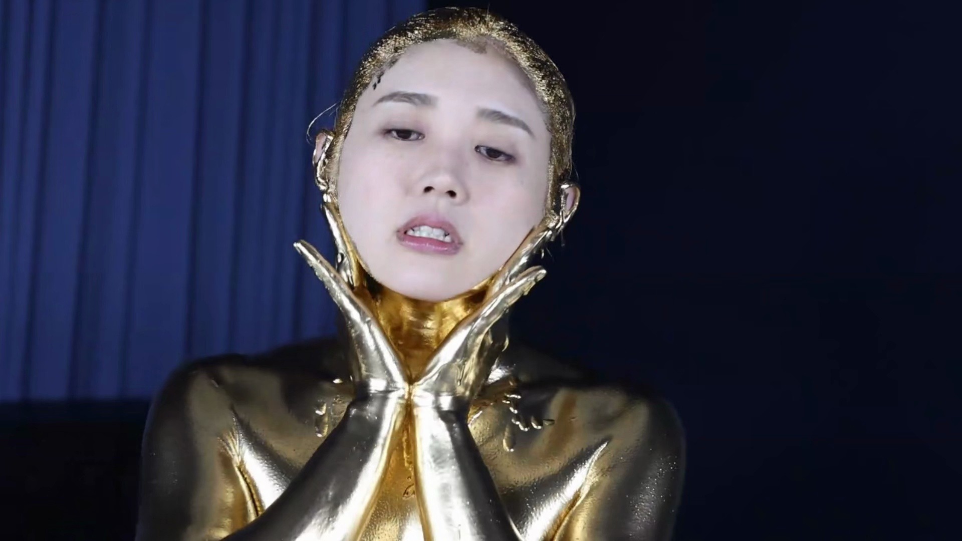 这次的模特小姐姐同时体验金粉银粉化妆