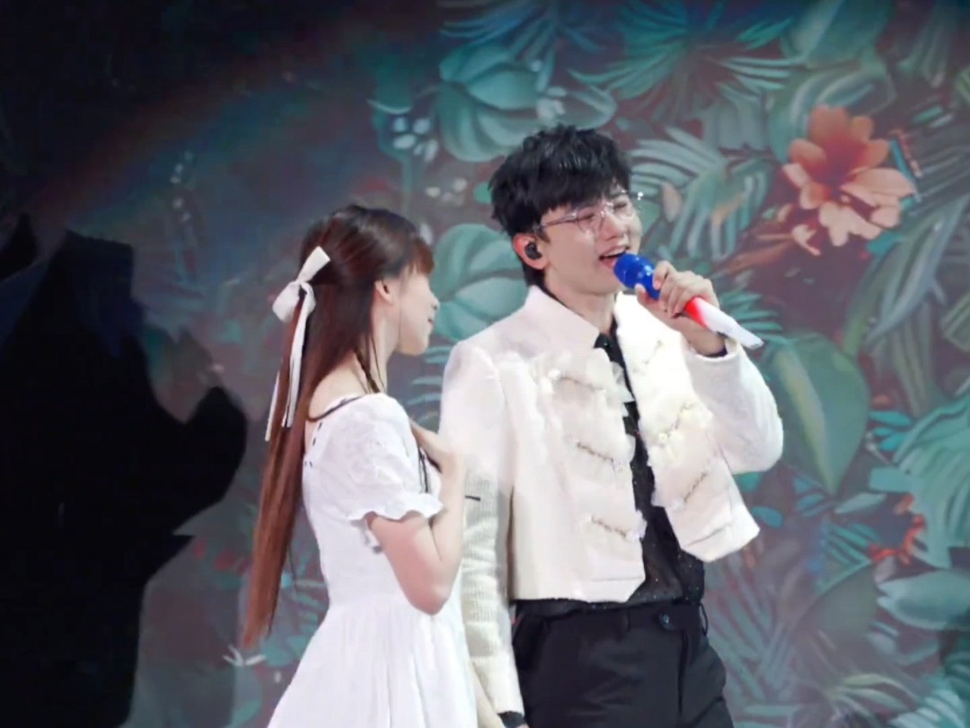 娜姐回家就得说哟月光哥回来了玩的挺开心啊