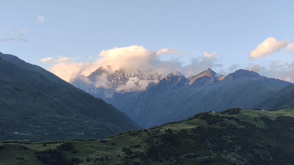 我向雪山许愿在她揭开面纱时将你化成云烟可雪山深情我未能如愿