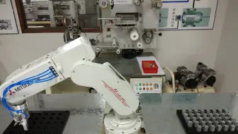 六轴工业机器人编程控制，按照位置顺序排列产品！