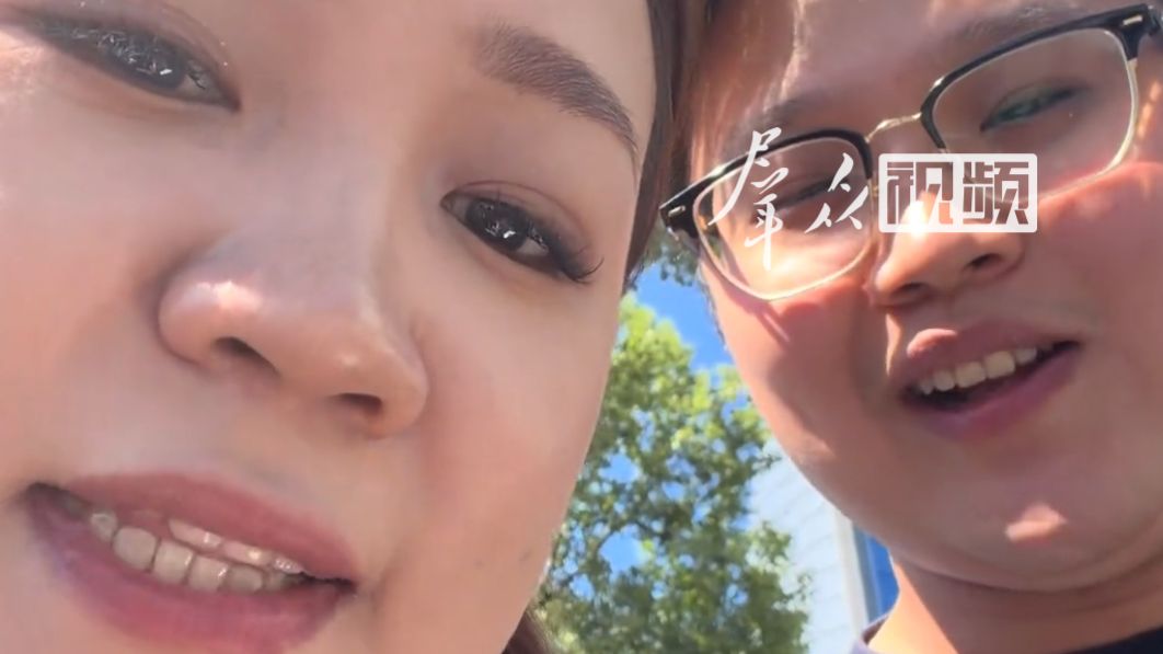 “不用给我们买鸭翅，我们不吃。”00后情侣共享单车上捡到游客手机，给失主录搞怪视频并交给警察。