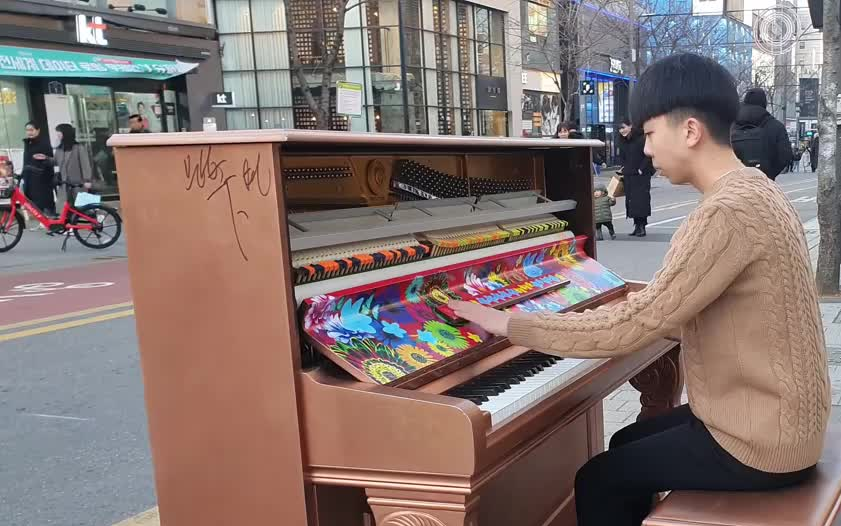 金光研在街上看到有人在弹钢琴版meteorchangmo