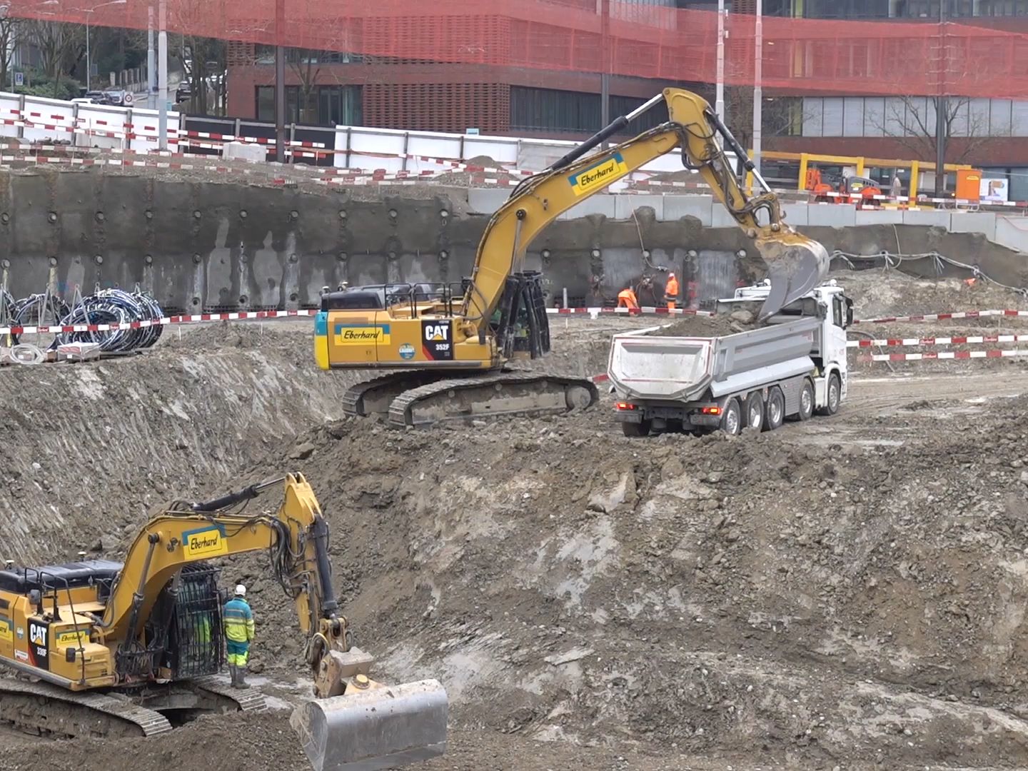 卡特彼勒352f和卡特330f挖掘机在工地装车