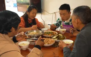 下载视频: 媳妇今天在家制作酸笋蹄花，幺弟做一道麻婆豆腐，幸福又满足