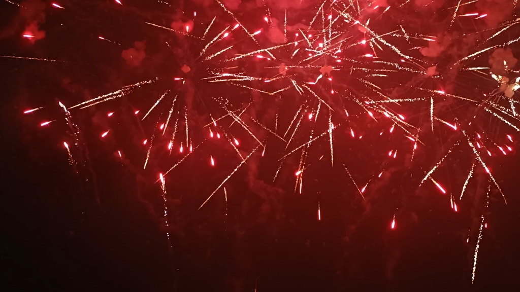 进来感受扇形烟花的惊艳美