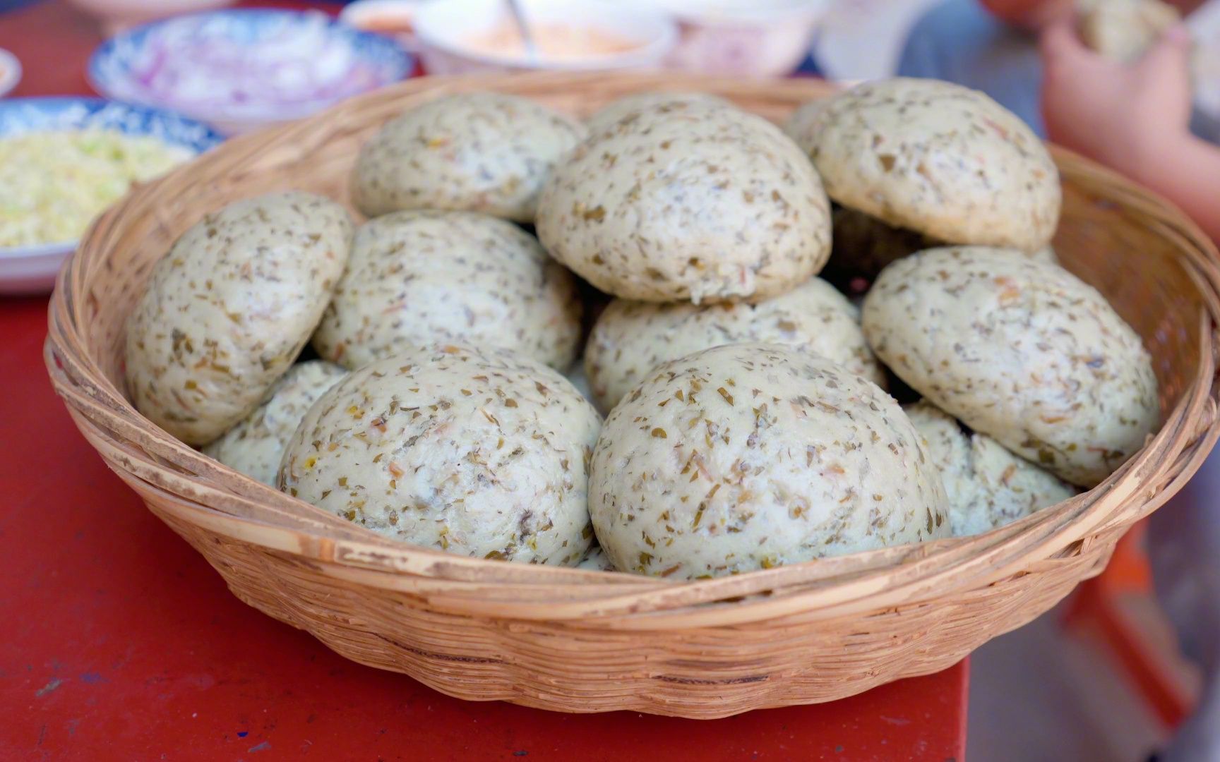 陕西农家美食-马齿苋菜馍,蘸上蒜汁吃,我都看饿了!