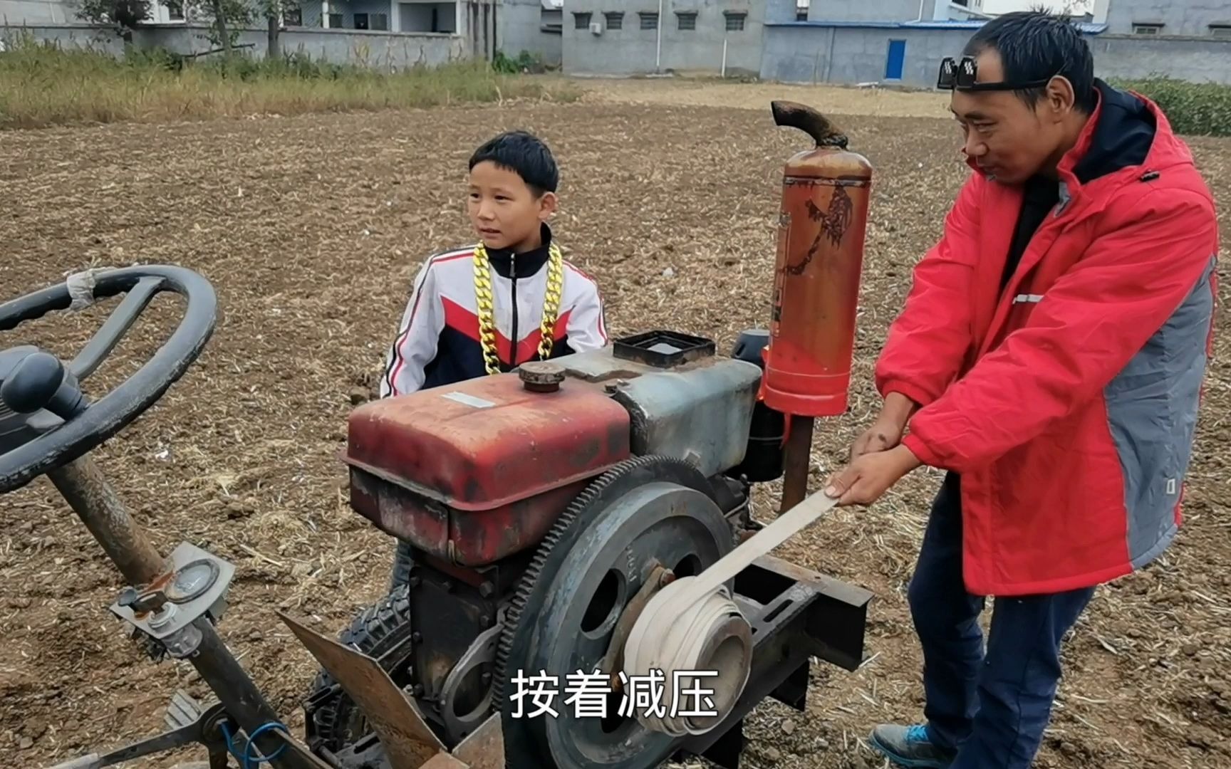 农民自创拖拉机启动方法,一根绳子就把拖拉机启动了,太实用了哔哩哔哩bilibili