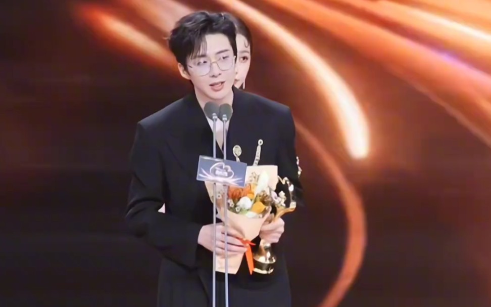 刘宇宁微博之夜获奖感言,第一次见到一个明星说话这么小心翼翼