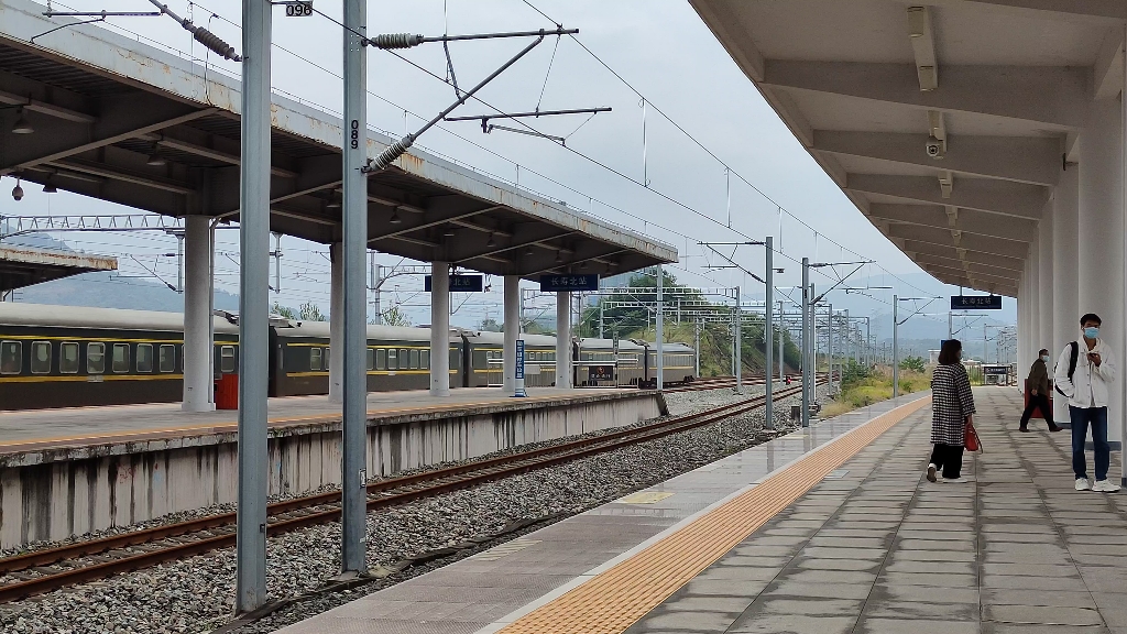 武局南段hxd1d0185牵引z4次列车通过长寿北站渝利场